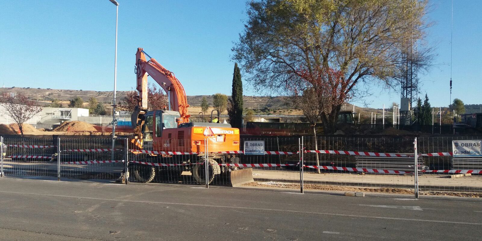 Guadalagua reconduce una tubería de gran diámetros en la avenida de Ricardo Velázquez Bosco