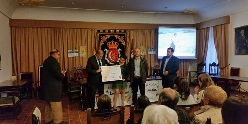 Huete entrega el dinero recaudado en la Marcha Solidaria Recibidos