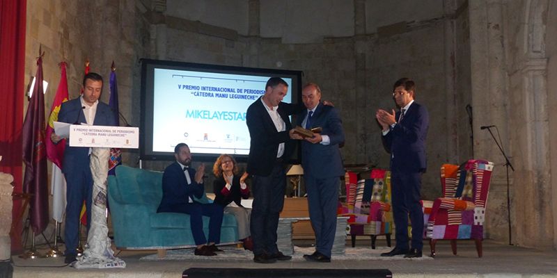José Manuel Latre entrega el Premio Internacional de Periodismo ‘Cátedra Manu Leguineche’ a Mikel Ayestaran
