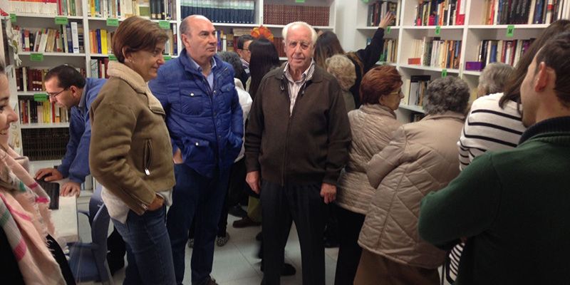 La Diputación de Guadalajara dona un ordenador y un lote de libros de la provincia a la nueva biblioteca de Mandayona