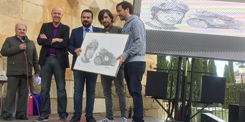 La Junta participa en el acto de homenaje a Ángel Nieto y entrega un retrato del piloto a la familia para ser expuesto en su Museo