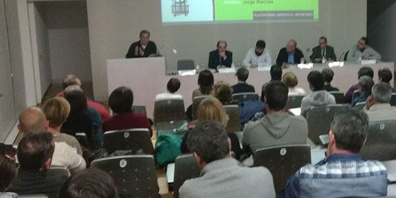 La segunda mesa redonda convocada por la Plataforma Abraza el Infantado congrega a numerosos profesionales del ámbito jurídico