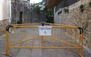 El Ayuntamiento de Cuenca corta el acceso en la calle Bajada Virgen de las Angustias por motivos de seguridad