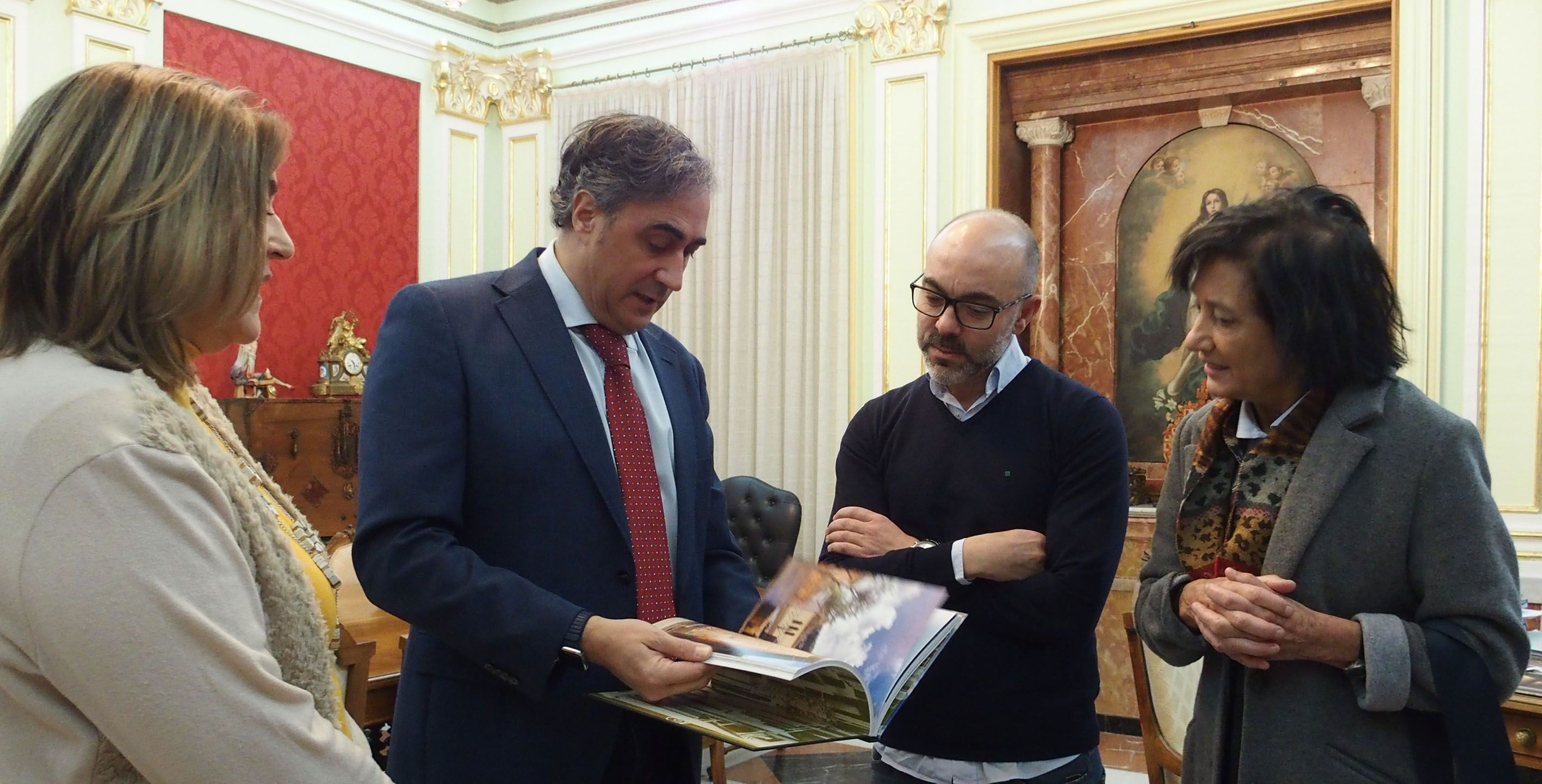 Ángel Mariscal recibe a la hija del escritor Miguel Delibes, Elisa Delibes de Castro y al director de su Fundación 1 Ángel Mariscal recibe a la hija del escritor Miguel Delibes, Elisa Delibes de Castro y al director de su Fundación