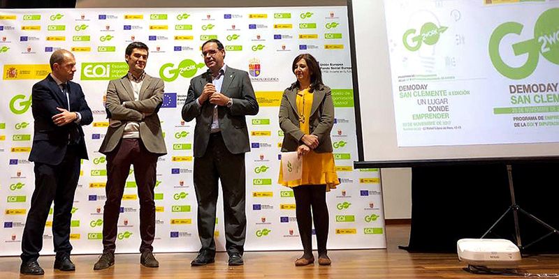 Prieto anima a los 19 emprendedores del coworking de San Clemente a no perder la ilusión por su idea de negocio