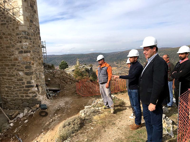 prieto-comprueba-in-situ-el-alto-grado-de-ejecucion-de-las-obras-de-rehabilitacion-del-castillo-de-rochafria-en-beteta