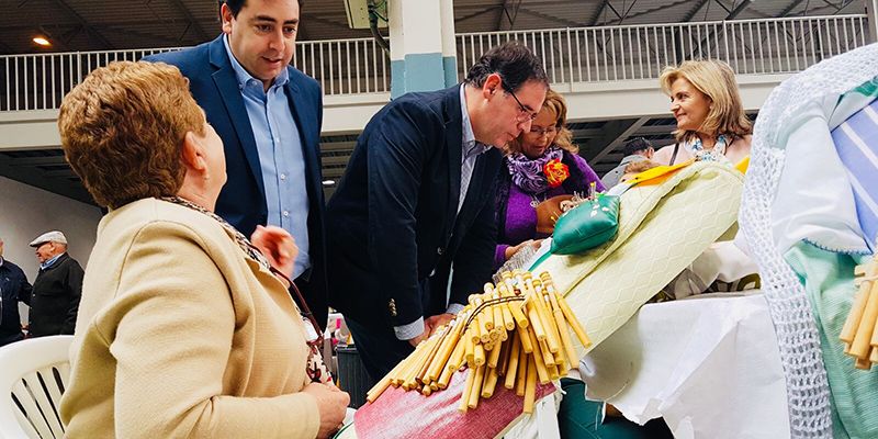 prieto-felicita-a-la-asociacion-de-mujeres-arco-de-la-malena-por-el-viii-encuentro-regional-de-encaje-de-bolillos-de-tarancon