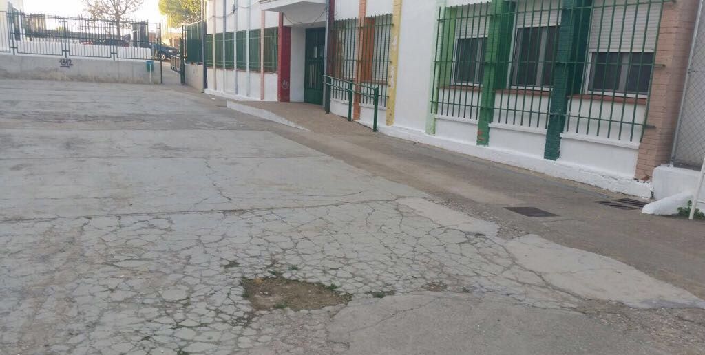 Roldán pide al Gobierno de Page que acondicione la zona de recreo del Colegio Público de Tinajas