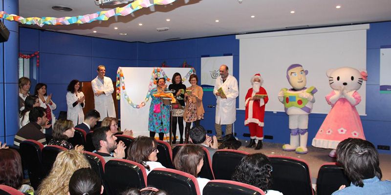 Actividades para pacientes hospitalizados, reconocimiento a profesionales jubilados y decoración, señas de identidad de la Navidad en los centros sanitarios