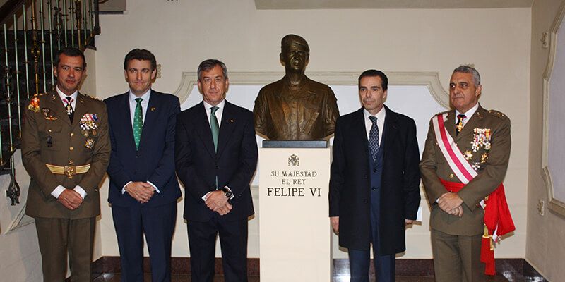 Caja Rural Castilla-La Mancha dona un busto de Felipe VI a la Academia de Infantería de Toledo