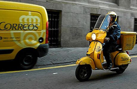 CCOO y UGT acusan al Gobierno de desidia y de promover con ello el desmantelamiento de Correos