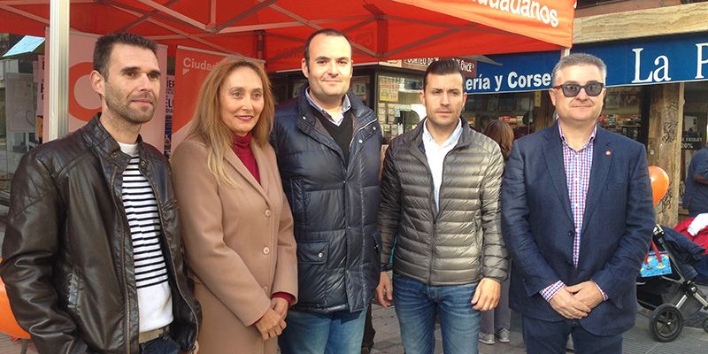 Ciudadanos Cuenca cierra mañana en Carretería su recogida de firmas por un aparcamiento gratuito en la estación del AVE