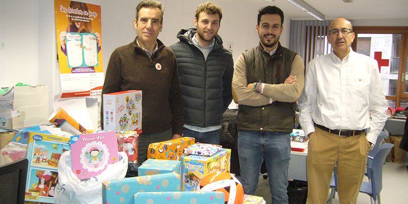 Cruz Roja Cuenca recoge los juguetes entregados por la Hermandad de María Santísima de la Esperanza