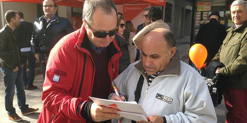 Cs Cuenca continúa este sábado en la Plaza Mayor con su recogida de firmas para pedir un aparcamiento gratuito en la estación del AVE