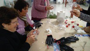 Decoración navideña con objetos reciclados para unir generaciones y crear comunidad en Portalrubio de Guadamejud 3 decoracion navidena con objetos reciclados para unir generaciones y crear comunidad en portalrubio de guadamejud