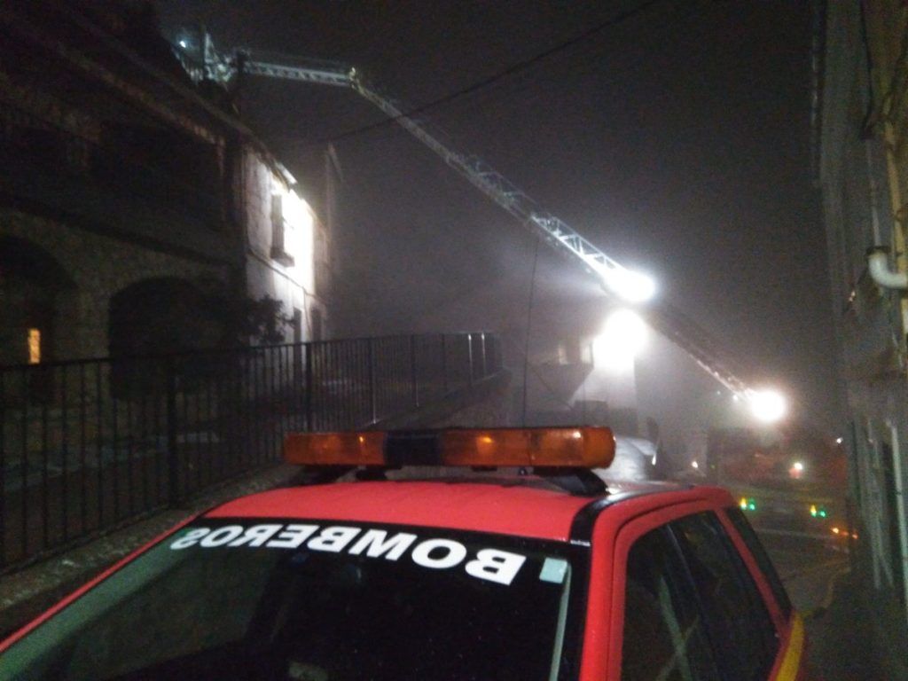 Dos bomberos de Guadalajara, afectados tras 12 horas trabajando en un incendio en Valdepeñas de la Sierra
