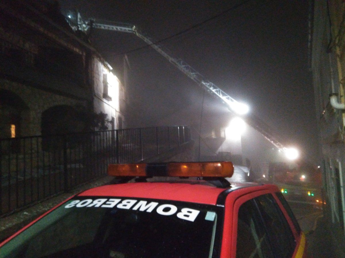 Dos bomberos de Guadalajara, afectados tras 12 horas trabajando en un incendio en Valdepeñas de la Sierra