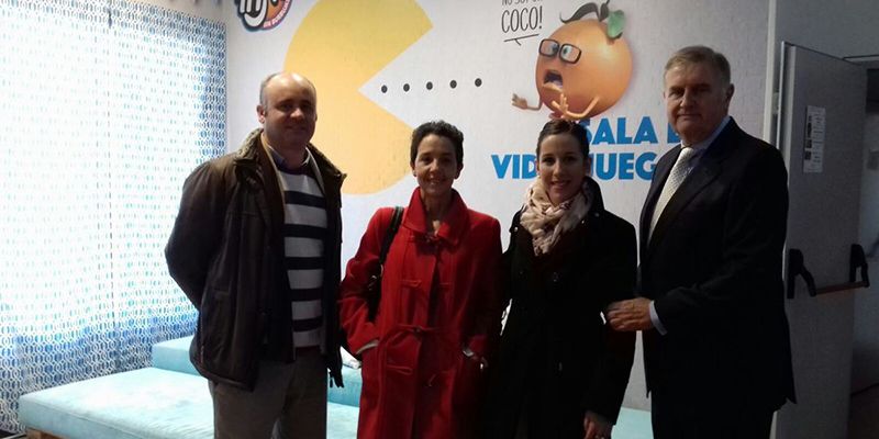 El alcalde de Huete junto a voluntarios visita la Fundación Oncohematología Infantil