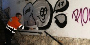 El Ayuntamiento de Cuenca elimina pintadas en muros del Jardín de los Poetas y en el Pasaje de la Moneda