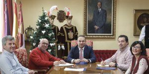 El Ayuntamiento de Guadalajara y los comercios firman el acuerdo para el canje de cheques regalo de la campaña navideña