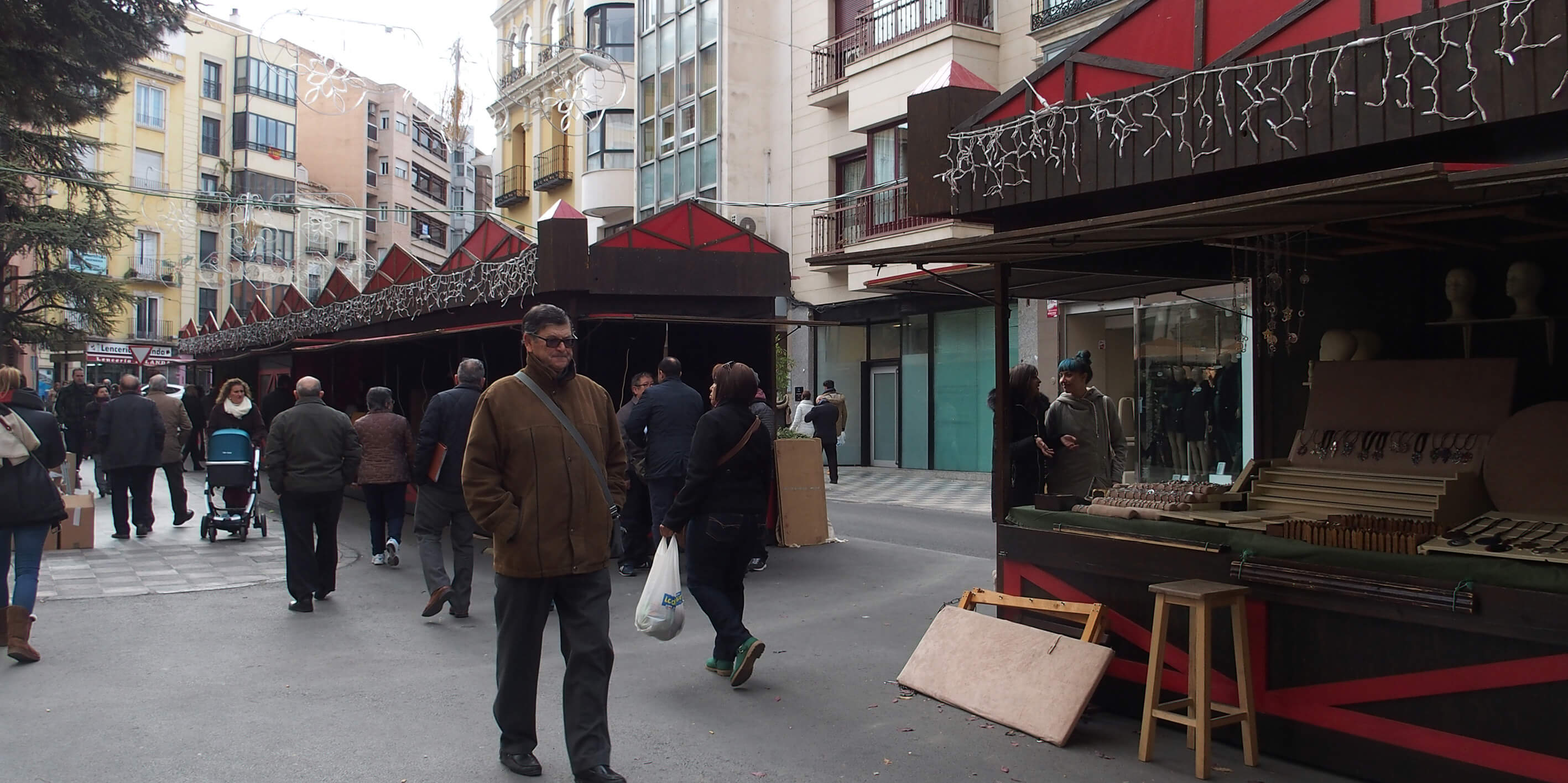 El Mercado Navideño de Cuenca instalado en la Plaza de la Hispanidad abre hoy sus puestos al público