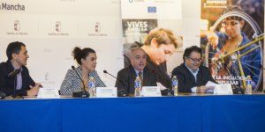 el numero de personas paradas de larga duracion en c lm desciende un 4245 por ciento en la presente legislatura