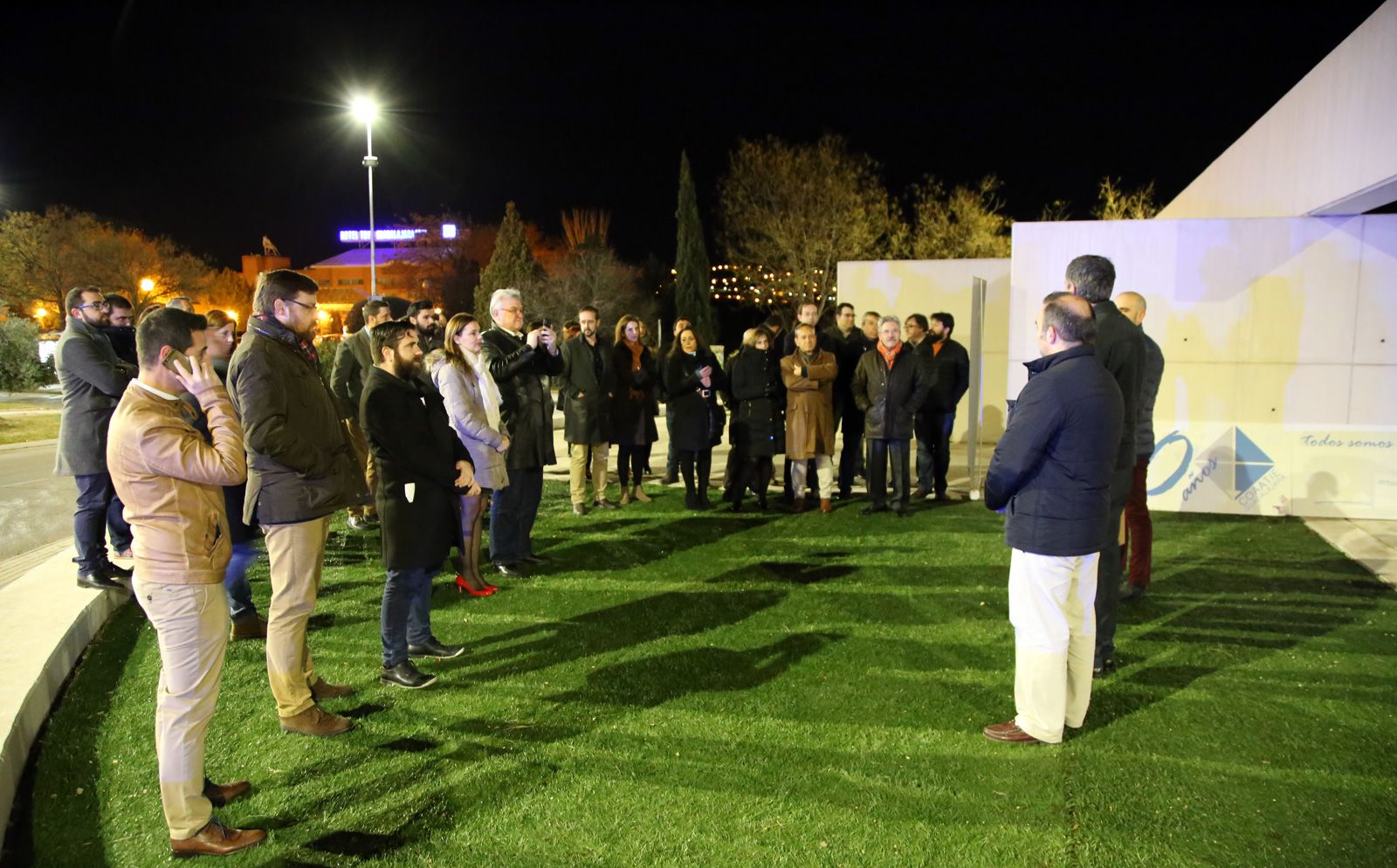 Los aparejadores de Guadalajara ‘reinauguran’ su rotonda con nuevos elementos en su 40º aniversario