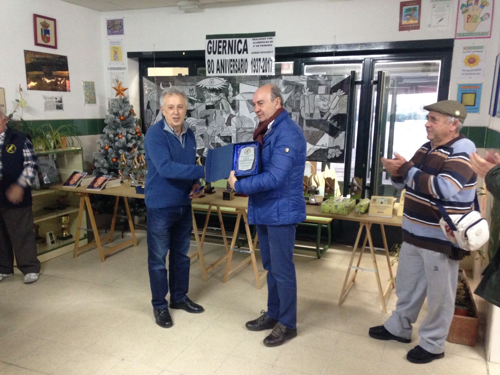 José Manuel Latre asiste al VIII Concurso Social de Canaricultura de El Casar