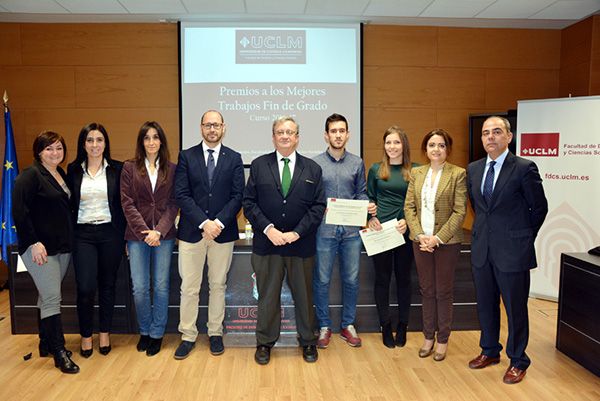La Facultad de Derecho y Ciencias Sociales de la UCLM premia los mejores Trabajos Fin de Grado 2016-2017