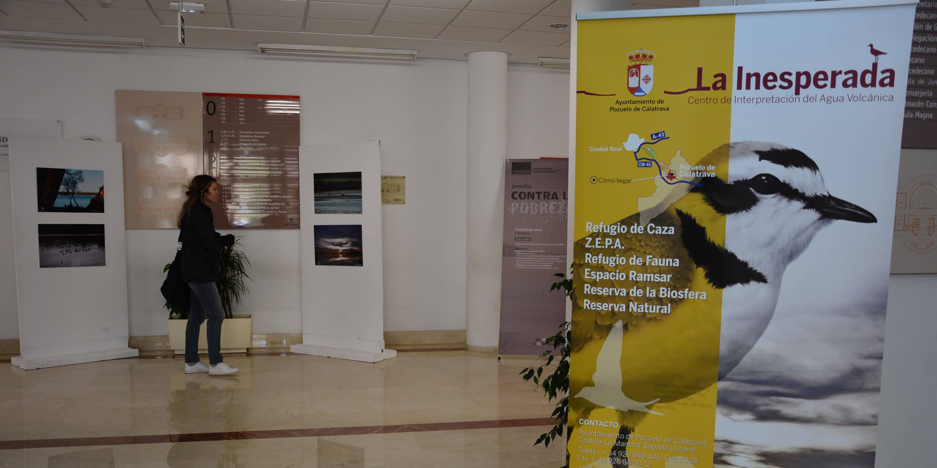 La Facultad de Letras de Ciudad Real acoge una exposición fotográfica de la laguna La Inesperada