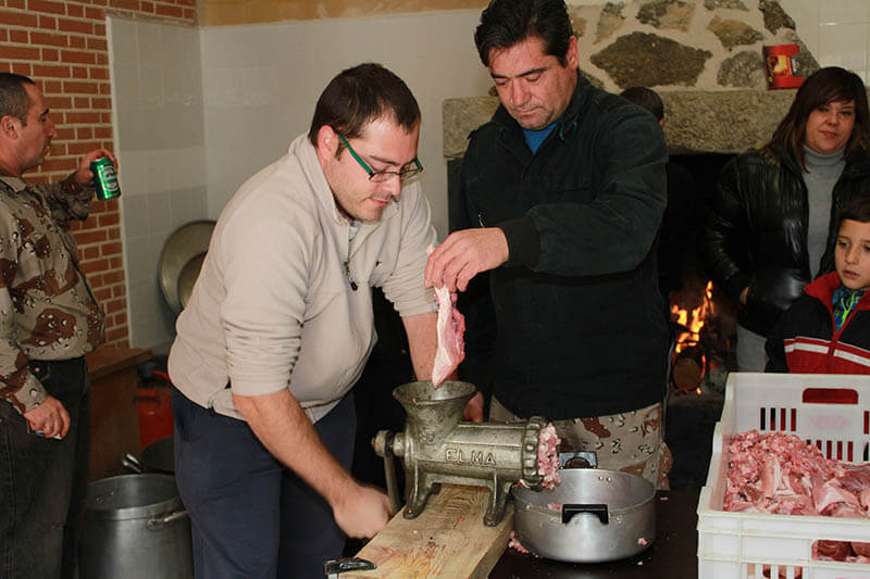 La fiesta de la matanza prologa la Navidad de Tamajón