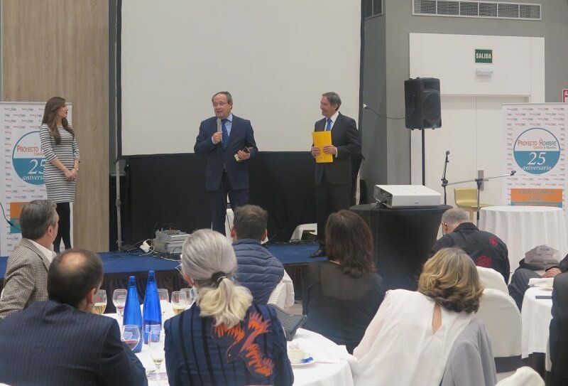 La Junta agradece el premio que Proyecto Hombre le otorga por sus 25 años de colaboración, resaltando el objetivo común de no dejar a nadie en la cuneta