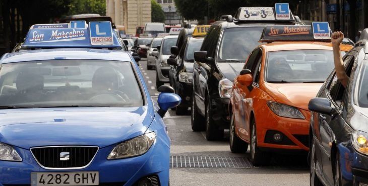 Las autoescuelas avisan: "El final de la huelga no soluciona la escasez de examinadores"