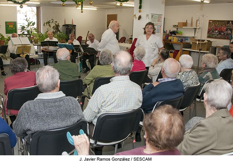 Los mayores de la Unidad de Día de Geriatría del Hospital de Guadalajara celebran su fiesta navideña con música y aperitivo 3 Los mayores de la Unidad de Día de Geriatría del Hospital de Guadalajara celebraron su fiesta navideña con música y aperitivo