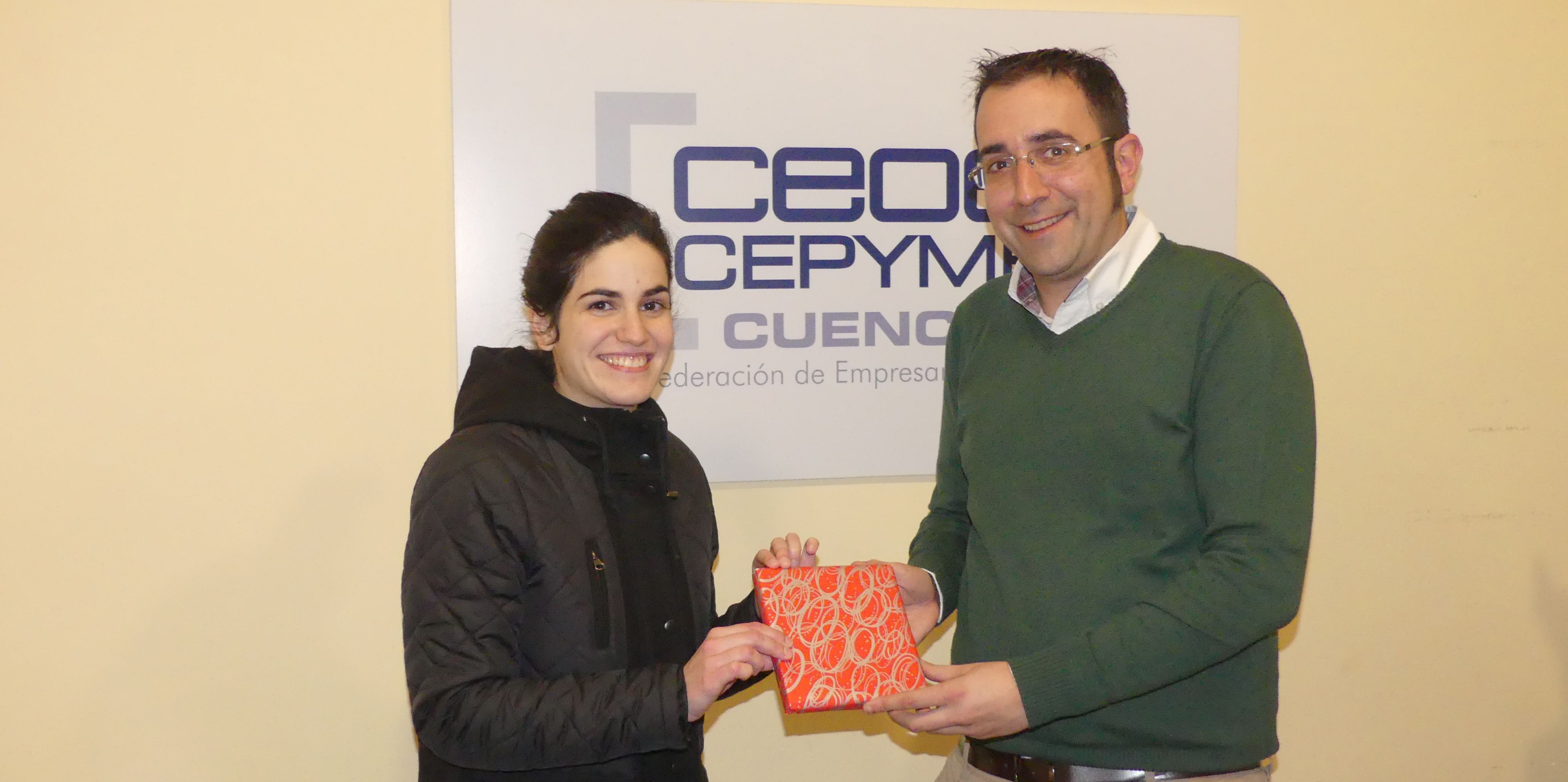 Marta Turégano recoge su premio como ganadora del día de las librerías