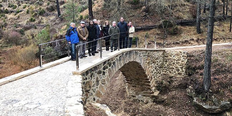Prieto comprueba in situ la finalización de las obras de rehabilitación del puente medieval de Poyatos