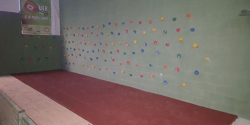 Quer ya cuenta con nuevo rocódromo de iniciación y con pista de skate