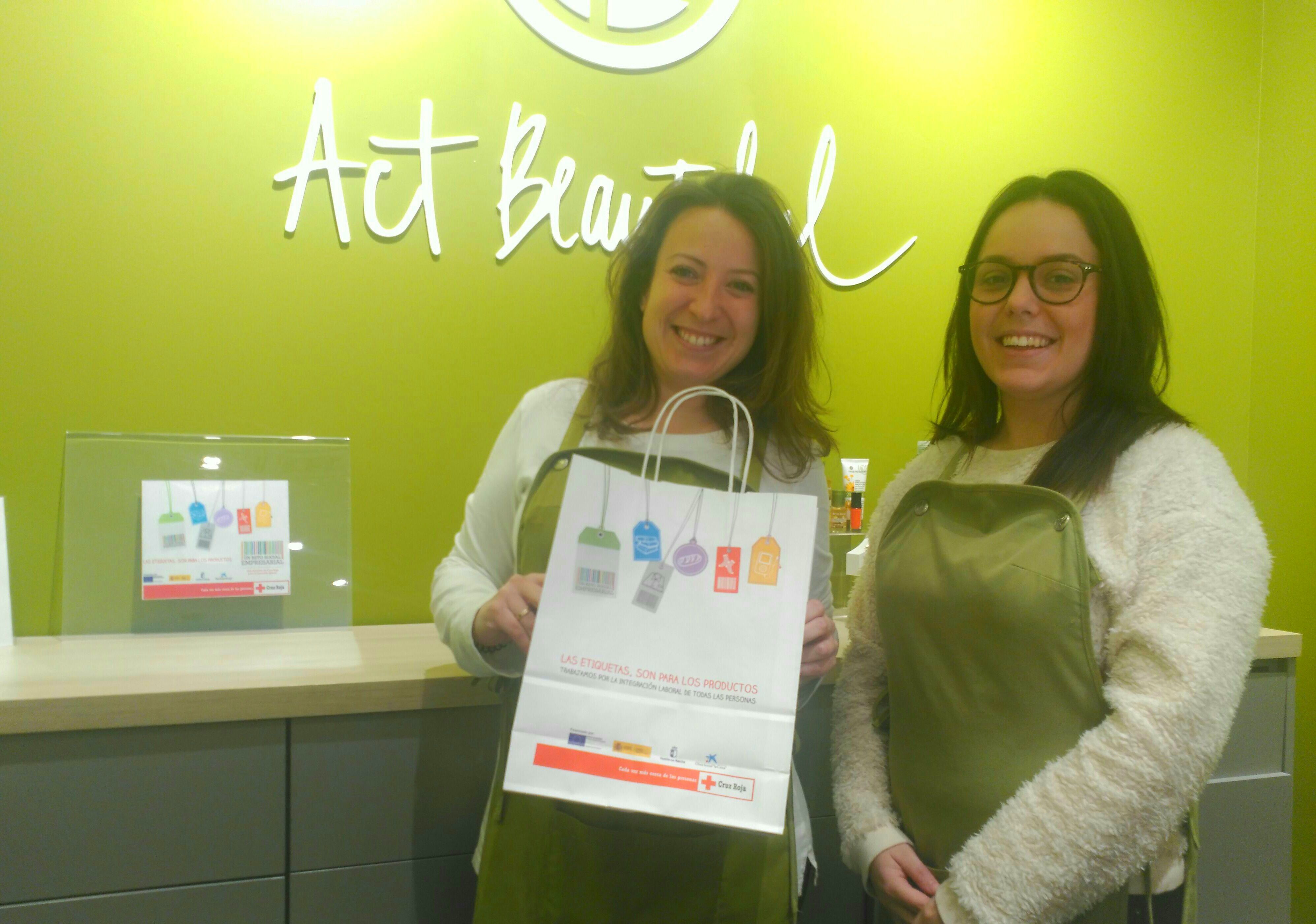 Un total de 50 comercios de Cuenca se unen a la campaña “Las Etiquetas son para los productos” de Cruz Roja