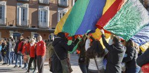  Una vistosa cadena humana y la lectura de un manifiesto en la Plaza Mayor dan visibilidad al voluntariado