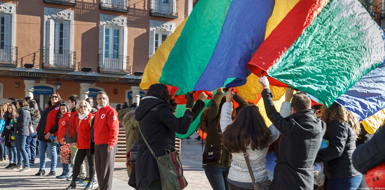 Una vistosa cadena humana y la lectura de un manifiesto en la Plaza Mayor dan visibilidad al voluntariado