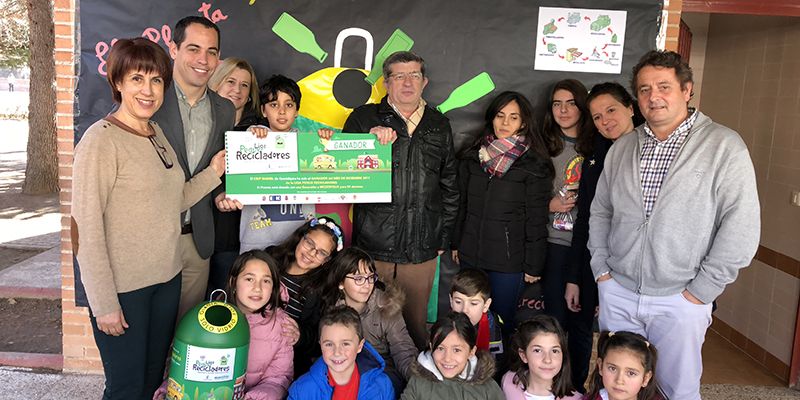 El CEIP Badiel de Guadalajara recibe el premio del mes de diciembre de la Liga Peque Recicladores 1 El CEIP Badiel de Guadalajara recibe el premio del mes de diciembre de la Liga Peque Recicladores