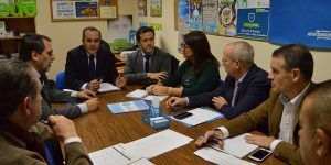 El PP de Toledo convoca una Comisión Extraordinaria de Sanidad para analizar el escándalo de ginecólogos sin título oficial 2 El coordinador general y portavoz del Partido Popular de Toledo, Carlos Velázquez, ha anunciado hoy que PP provincial ha convocado para el próximo lunes una Comisión Extraordinaria de Sanidad por el grave escándalo que supone que mujeres hayan sido atendidas en nuestra región por ginecólogos sin titulación oficial. Así se ha pronunciado Velázquez en declaraciones previas a la reunión del Comité de Dirección Provincial del PP de Toledo, que ha estado presidida por José Julián Gregorio. El dirigente popular ha señalado que en dicha Comisión se analizará de qué manera se han podido ver afectadas aquellas mujeres que han sido atendidas por médicos sin especialización que han prestado sus servicios en el Hospital de Puertollano sin tener la titulación adecuada. “Esta situación ha creado una gran zozobra entre todos los usuarios y pacientes de Castilla-La Mancha y una gran incertidumbre por si estas prácticas que está realizando el Gobierno de Page y Podemos se pueden estar repitiendo en otros Hospitales de la región”, ha indicado Velázquez. Velázquez ha indicado que la Comisión Extraordinaria de Sanidad que se celebrará el próximo lunes no está compuesta por políticos, sino, por profesionales de la sanidad toledana de diferentes niveles. También ha recordado que nunca antes en Castilla-La Mancha se había contratado profesionales de la medicina con un informe negativo del Jefe de Servicio de Ginecología, y tampoco ha ocurrido en ninguna sanidad pública y en ningún Hospital de España. Miedo e incertidumbre entre los pacientes Velázquez ha lamentado que la contratación de ginecólogos sin título oficial está provocando miedo e incertidumbre entre los pacientes, así como un “aluvión” de derivaciones a la sanidad privada. “Las clínicas privadas son las únicas beneficiadas del desastre que el Gobierno de Page y Podemos ha instalado en los Hospitales y centros de salud de la región”. Además, ha denunciado que los últimos presupuestos de 2018 son nefastos para la sanidad, en el que las únicas nuevas partidas son para “autobombo” de Page para tratar de lavar su imagen y para contratar asesores colocados a dedo en servicios administrativos. Incumplimientos de Page con el Hospital Virgen la Salud de Toledo Además de esto, denunciado que hace un año el Colegio de Médicos interpuso una denuncia ante los tribunales por el grave colapso en los pasillos de las Urgencias del Hospital Virgen de la Salud de Toledo. Y, ante esa denuncia,-ha recordado Velázquez- existió el compromiso por parte del Gobierno regional, de ampliar de inmediato las instalaciones y dotar al servicio de más medios materiales y humanos. “A pesar de este compromiso el Gobierno de Page no ha cumplido su promesa y se están repitiendo los mismos problemas que el año pasado, incluso, la situación se ha agravado, y la sanidad en Toledo nunca antes había estado peor que en estos momentos”, ha lamentado.