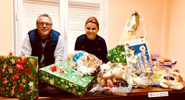 El PP de Villanueva entrega a Cáritas de la localidad los juguetes y alimentos recogidos en la campaña ‘Populares Solidarios’