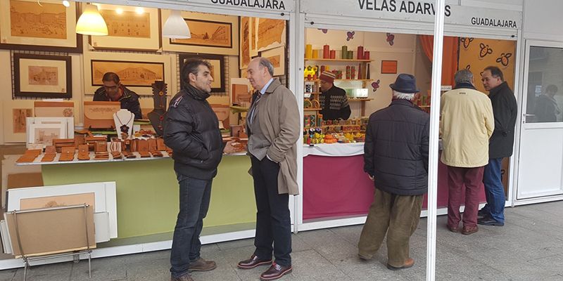 El presidente de la Diputación de Guadalajara visita la Feria de Artesanía de Navidad