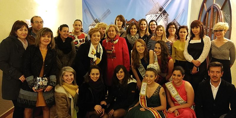 El viaje por la historia de los vestidos de las reinas de El Pedernoso ha sido recorrido por cientos de personas en la exposición “Fui Reina”