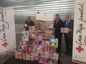 Famosa entrega a Cruz Roja los últimos juguetes del lote de mil que ha donado este año a las familias más necesitadas de Cuenca