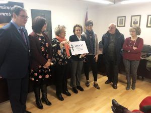 La AECC de Cuenca recibe 3.300 euros de la venta del libro de Herminia Esteso editado y publicado por la Diputación