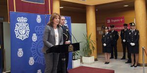 La subdelegada del Gobierno en Cuenca, Lidón Lozano, acompañada por el Comisario Jefe Provincial de Policía Nacional, Manuel Laguna, ha presidido hoy el acto de celebración del 194 aniversario de la creación de la Policía Nacional, en el que se han concedido ocho condecoraciones a agentes del cuerpo como reconocimiento a su trayectoria profesional.    Durante el acto, la subdelegada del Gobierno ha agradecido el esfuerzo, entrega y dedicación que siempre han caracterizado a la Policía Nacional desde su fundación en 1824 por el Rey Fernando VII cuando se vio en la necesidad de dotar a la sociedad de un cuerpo que garantizase la seguridad ciudadana.    En su intervención, Lozano también ha valorado positivamente el nivel de seguridad en la ciudad de Cuenca, “muy por encima de la media nacional”, agradeciendo en nombre de los conquenses “la gran labor realizada en defensa de la Constitución y del ordenamiento jurídico”.   La subdelegada del Gobierno en Cuenca ha finalizado congratulándose por el acuerdo firmado con el ministro de Interior respecto a la equiparación salarial de Policía Nacional con el resto de Policías Autonómicas.    Por su parte, el comisario jefe provincial de Policía, tras un breve recorrido por la historia de la Policía Nacional, ha destacado el reconocimiento a todos los policías nacionales. “El Cuerpo continúa avanzando hacia la calidad y la excelencia en el servicio, tratando cada día de superar los parámetros en cuanto a la atención que nos demandan los ciudadanos”, ha dicho.   En el acto han sido condecorados ocho agentes de la Policía Nacional. Se han entregado una encomienda a 30 años de servicio; dos cruces a 25 años de servicio y 5 medallas a 20 años de servicio.