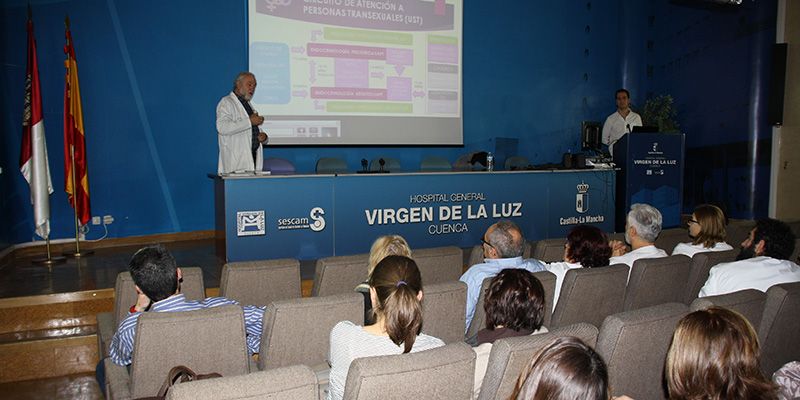 La Unidad Multidisciplinar de Atención a Personas Transexuales de Cuenca presenta a los profesionales el circuito y los protocolos de atención