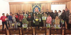 Los alumnos del PRIS de Refuerzo Escolar de Huete reciben regalos de Navidad por su constancia